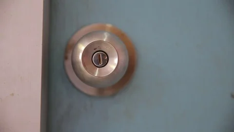 Men hand opens and closes the door knobs Stock Footage 78504229