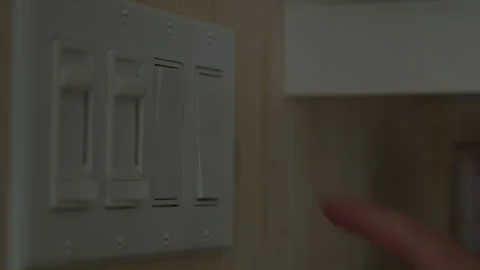Men hand turning on light switch Vidéo 258083567