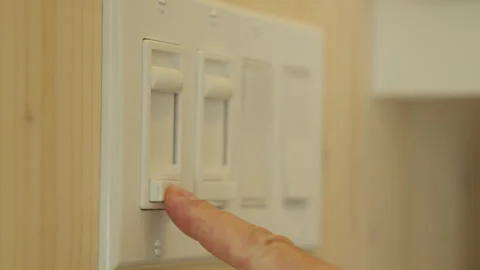 Men hand turning off light switch Vidéo 258083647