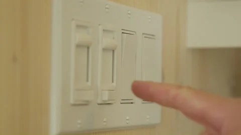 Men hand turning on light switch Vidéo 258084826