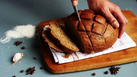Men hands cut with knife piece of rye bread Vídeo Stock 72608065