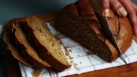 Men hands cut with knife piece of rye bread Vídeo Stock 72609853