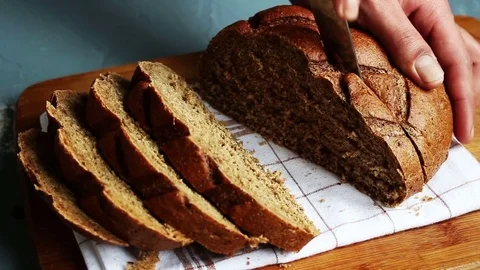 Men hands cut with knife piece of rye bread Vídeo Stock 72609859