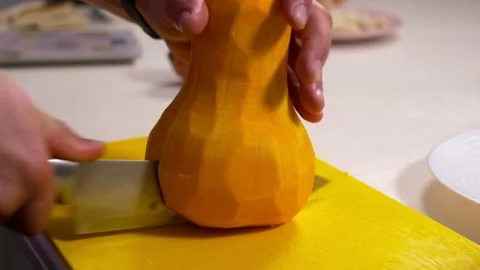 Men hands cuts peeled pumpkin in half Stock-Footage 141992572