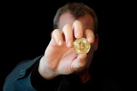 Men holding a bitcoin 库存照片