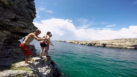 Men jump into the water and make flips 스톡 동영상 102019799