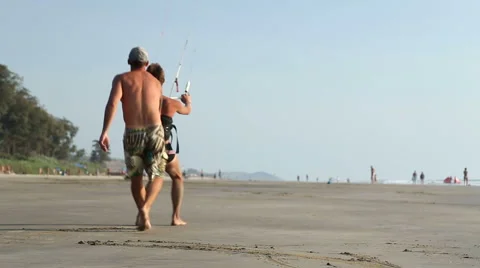 Men kiting at sandy beach in Goa. Video stock 49663163