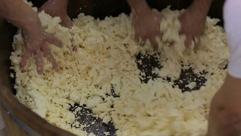 Men Kneads The Mozzarella Cheese Stockbeeldmateriaal 89575783