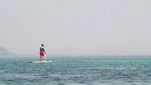 Men Learning To Use Sup Board Vídeo Stock 80972037