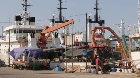Men loading ship in Jakarta Java Indonesia Video stock 82076620