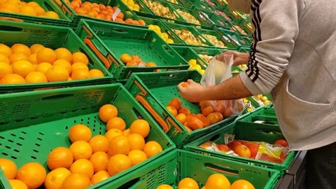 Men Loads Fresh Tangerines Into A Packet Stock Footage 172114731