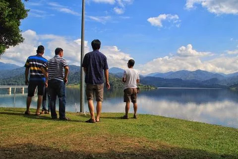 Men Looking at the Lake Foto stock