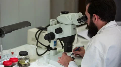 Men on microscope 5 Vídeos de archivo 49427839