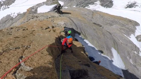 Men mountain climbers rock climbing, Stock Video Pond5