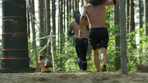 Men in obstacle course race Stock Footage 70571543