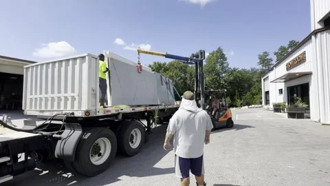 Men offloading granite slab off semi truck Video stock 251402790