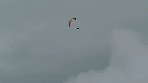 Men paragliding 스톡 동영상 142376669