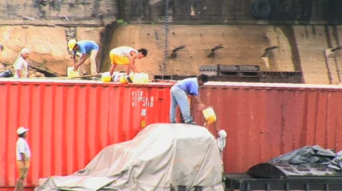  men pass items in Peru Stockbeeldmateriaal 156706