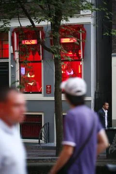 Men passing by prostitutes at the red light district. amsterdam, Holland. Foto stock