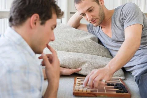 Men playing backgammon Stock-Fotos
