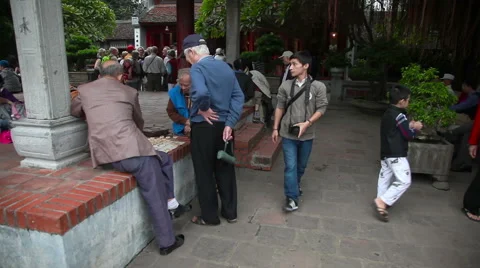 Men playing board game in park, Ha Noi, Vietnam 库存影片 62530797