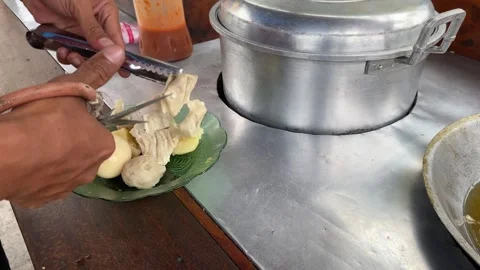 Men prepare steamed dumpling. Видео 257384578