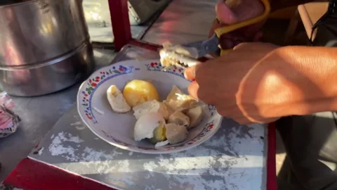 Men prepare steamed dumplings. 스톡 동영상 257384201