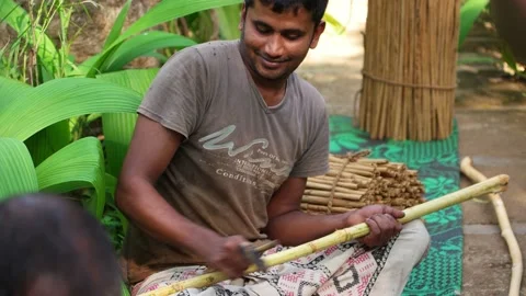 Men preparing cinnamon sticks in Sri Lanka Stock-Footage 182124869