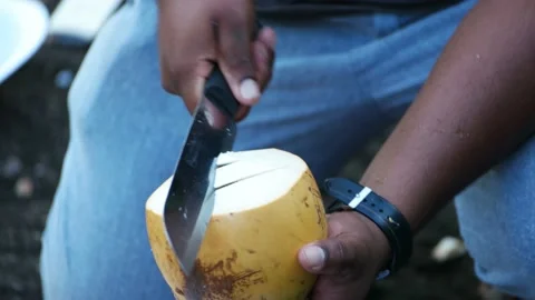 Men preparing fresh coconut juice in Sri Lanka Vídeos de archivo 182081149