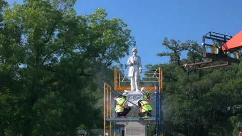 Men Preparing Statue Video stock 133366218