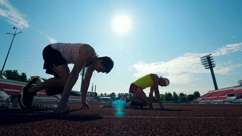 Men with prosthetic legs are getting ready and start running Video stock 116801827
