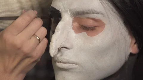 Men put makeup on the feast of Halloween. 스톡 동영상 97398019
