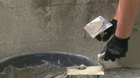 Men put putty on spatula 動画素材 72704109