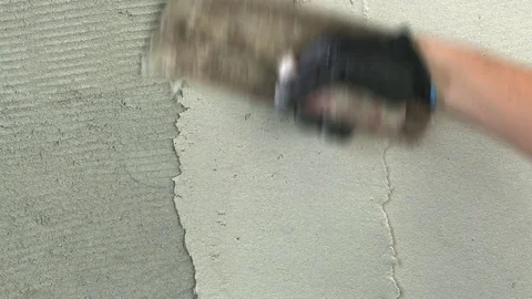 Men put putty on wall Видео 72704999