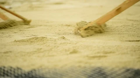 Men raking the sand in the sandpit Vidéo 62522903