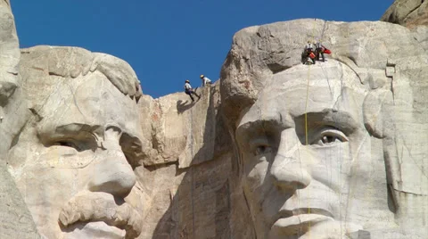 Men rappelling down Mount Rushmore National Memorial Видео 29980301