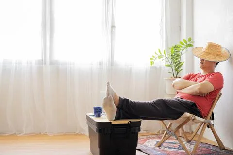 Men relax at home, at work, at work, napping or daydreaming. Foto stock