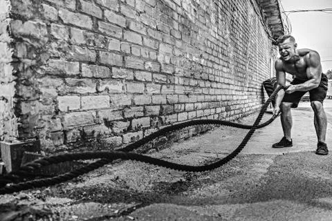 Men with rope, functional training Stockfoto's