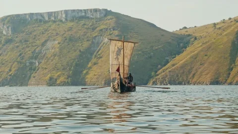 The Men Row the Oars Diligently Towards Adventure. Medieval Reconstruction. Stockbeeldmateriaal 163964087