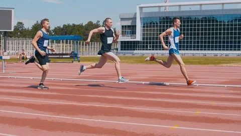 Men running on track Vidéo 113462582