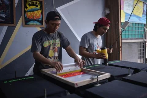 Men Screen Printing Stock Photos