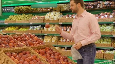 Men selecting fresh red apples in grocery store Stock Footage 70488887
