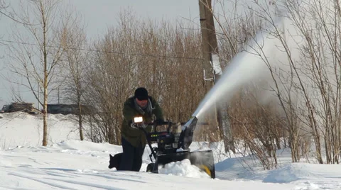 Men shoveling snow machine and shovel 库存影片 36678911