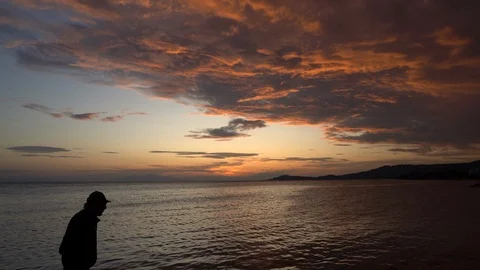 Men silhouette on sunset background. Vídeo Stock 124077094