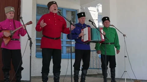 Men sing into a microphone and playing the accordion Vidéo 63658664