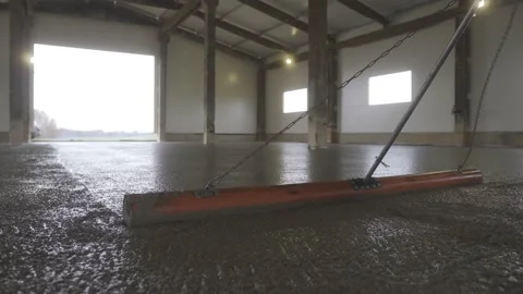 Men smoothing concrete floor 스톡 동영상 233585205