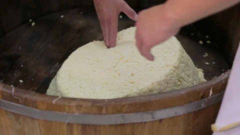 Men start to Kneads The Mozzarella Cheese Stockbeeldmateriaal 89576147