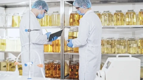 Men in storage of artificial flavorings Vidéo 84409366