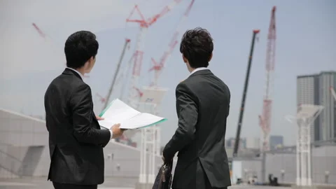 Men in a suit standing at the top of the building Vídeos de archivo 159696015