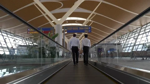 Men in suits on empty moving sidewalk due to coronavirus at the Hong Kong 動画素材 182517981